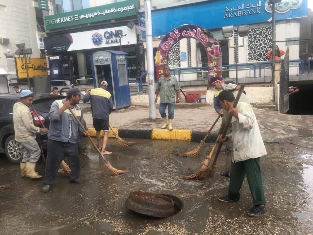 محافظ الجيزة يوجه رؤساء الاحياء والمدن بالمتابعة الميدانية ويدفع بـ 50 معده لشفط المياه من الشوارع الرئيسية و الحيوية والانفاق والكبارى