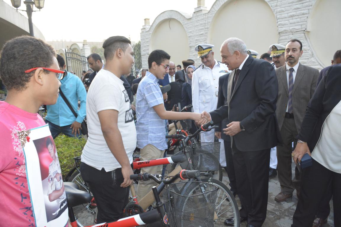 محافظ الجيزة يوزع 42 دراجة هوائية وهدايا تذكارية على أبناء الشهداء