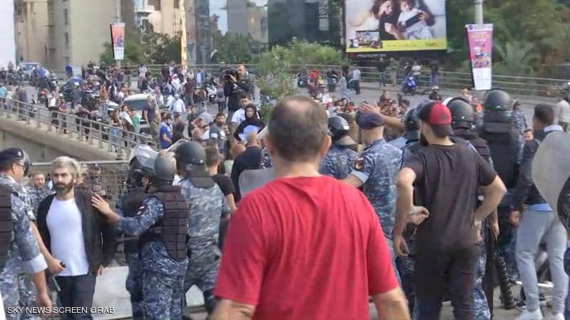 متظاهرو لبنان يحملون الحريري مسؤولية الاعتداء على المعتصمين