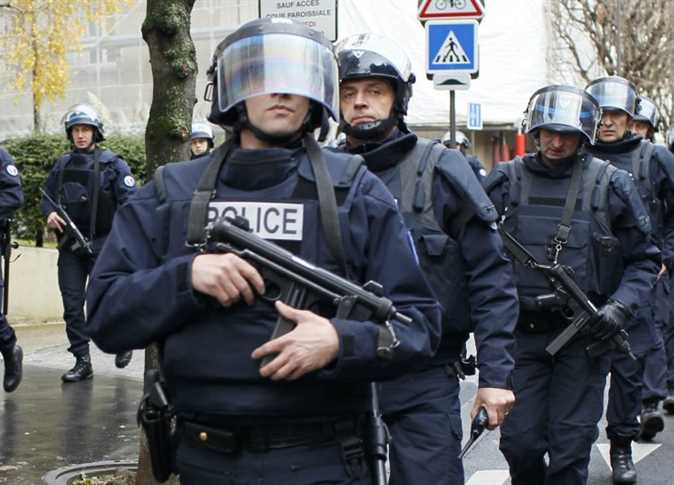 فرنسا تحقق في دوافع رجل يميني هاجم مسجدا