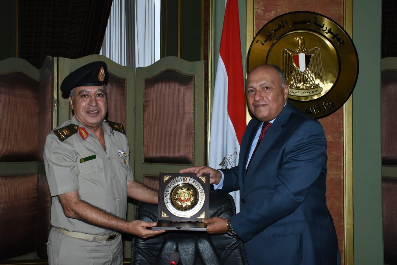 صور.. وزير الخارجية يلتقي دفعة الدفاع الوطني لأكاديمية ناصر العسكرية

