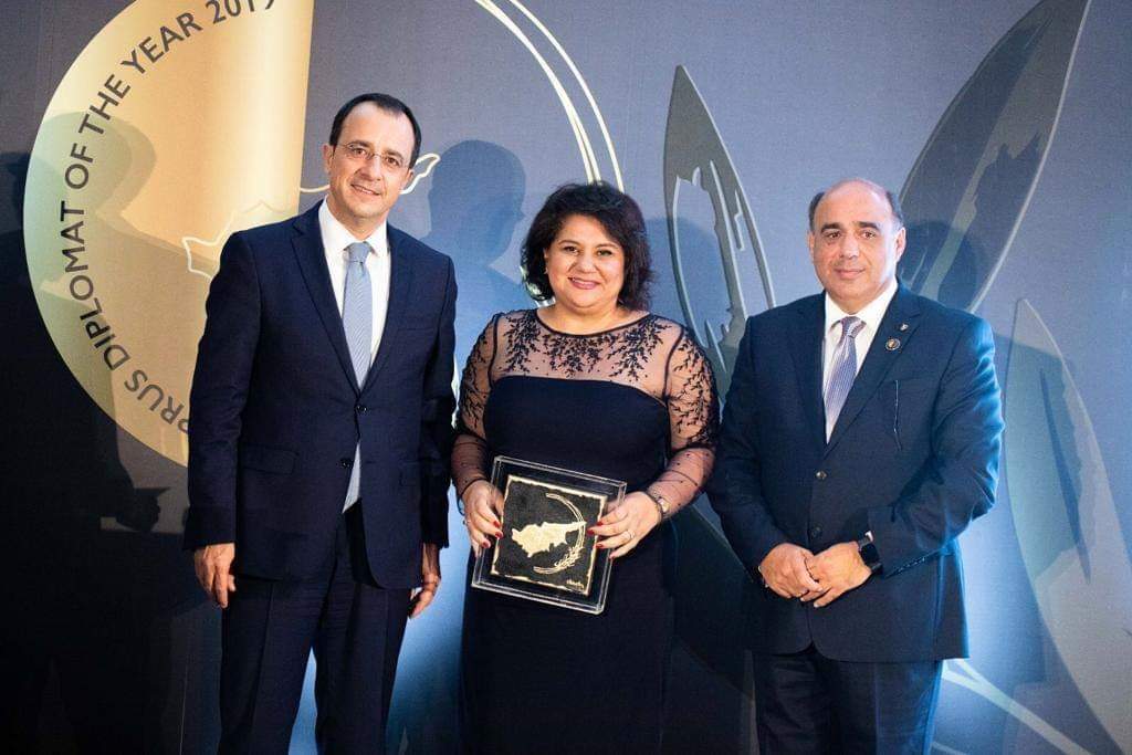 فوز السفيرة المصرية لدى نيقوسيا بجائزة دبلوماسي العام في قبرص