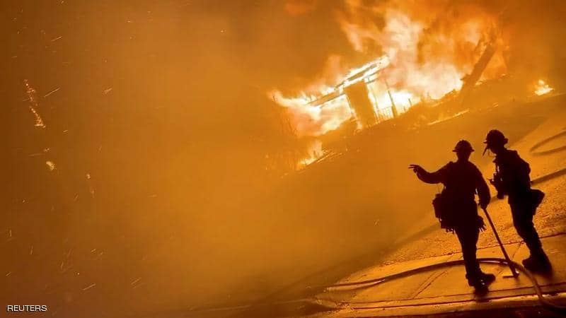 رياح عنيفة تؤجج الحرائق في كاليفورنيا لليوم الثاني

