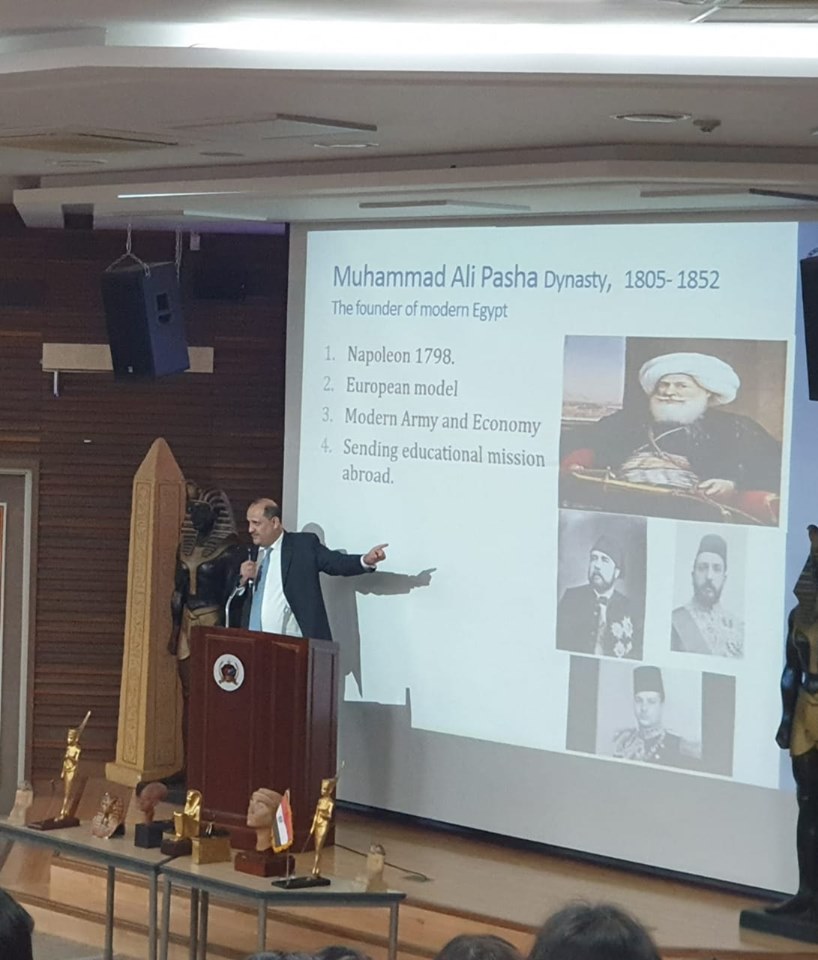 سفير مصر في سول يُلقي محاضرة عن تاريخ مصر المعاصر