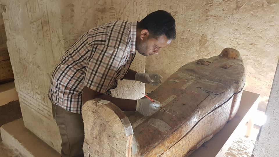 صور.. وزارة الآثار: توابيت خبيئة العساسيف تصل المتحف المصري الكبير