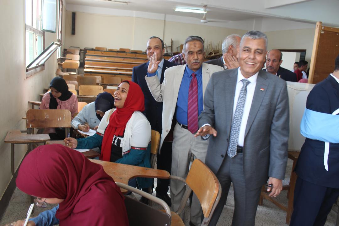 رئيس جامعة جنوب الوادي يتفقد جولة الاعادة بانتخابات الكليات يعد بالنزاهه والحياديه