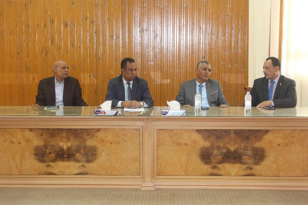 رئيس جامعة جنوب الوادى يلتقى أعضاء هيئة التدريس بكلية الحقوق