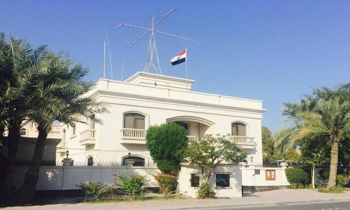 السفير المصري الجديد في المنامة يُقدم أوراق اعتماده إلى ملك البحرين
