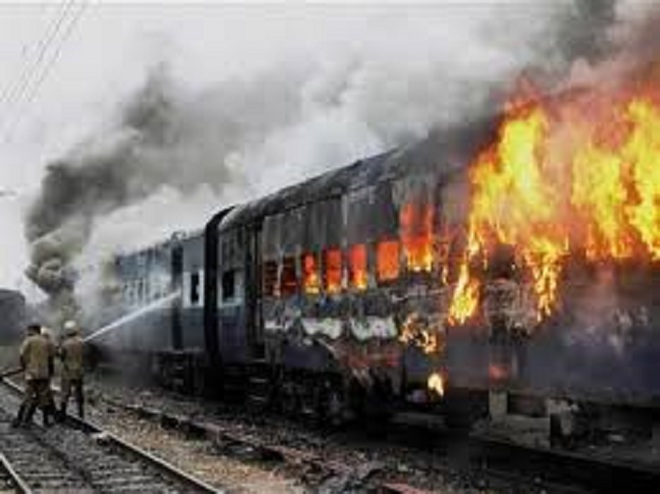 اخماد حريق محدود نشب في عربة قطار بحوش محطة كفر الزيات 