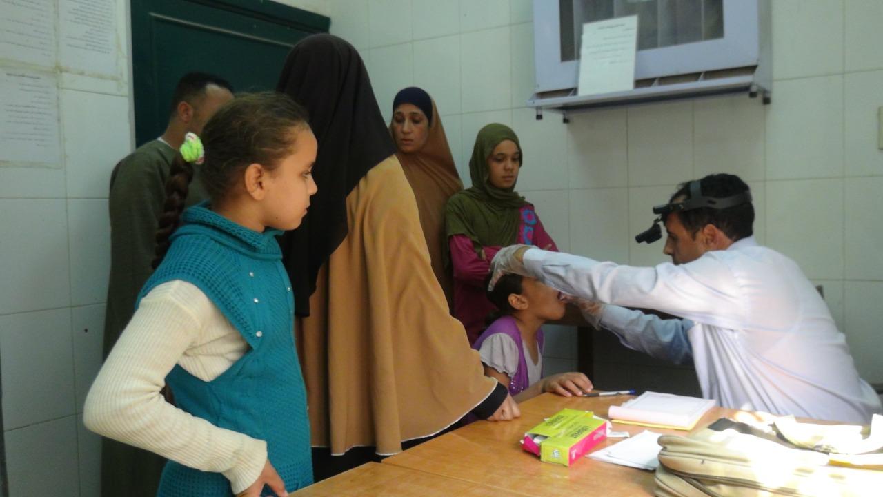 الكشف على 350 حالة فى قافلة طبية لجامعة المنيا بقرية بني عامر