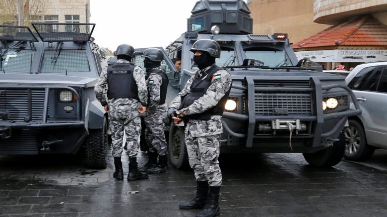  طعن 3 سياح إسبان ومرشد ورجل أمن بالأردن واعتقال منفذ العملية  
