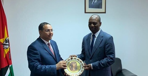 سفير مصر في مابوتو يبحث سبل تطوير العلاقات الثنائية مع رئيس وزراء موزمبيق
