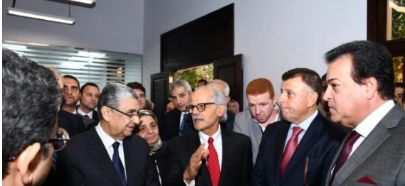 سفير أمريكا بالقاهرة يعرب عن فخره بدعم سياسة الطاقة الوطنية في مصر