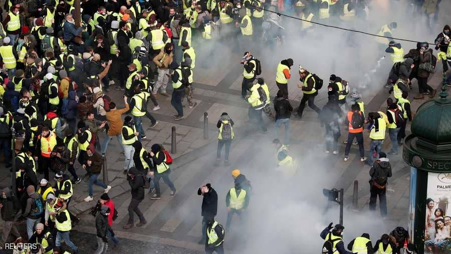 عاجل..الشرطة الفرنسية تطلق الغاز المسيل للدموع على متظاهري باريس