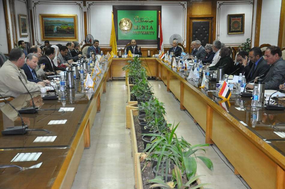 مجلس عمداء طارئ بجامعة المنيا استعداداً لبدء الفصل الدراسي الثاني