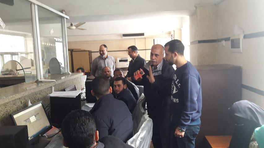 رئيس مركز العدوة بالمنيا يتابع العمل بالمركز التكنولوجى لخدمة المواطنين 