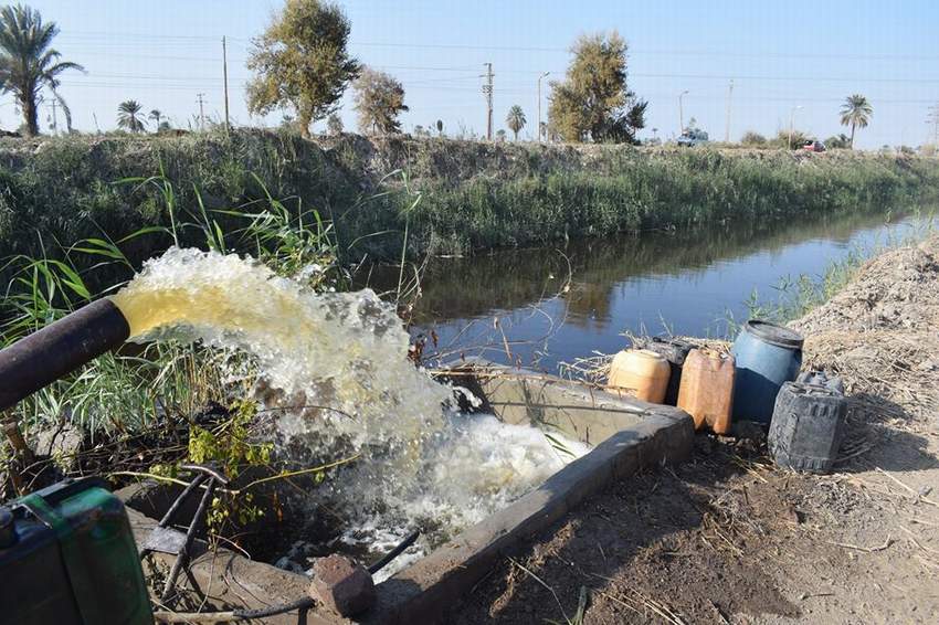 ضبط مزارع يروى ارضه من مصرف المحيط بأبو قرقاص بالمنيا
