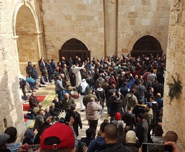 بالفيديو والصور الفلسطينيون كسروا الحصار على باب الرحمة بالمسجد الأقصى وأقاموا الجمعة