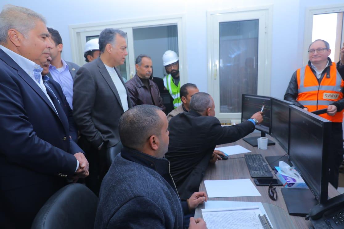 بتكلفة 4.2 مليار جنيه.. وزير النقل يتابع التشغيل التجريبي لبرج إشارات مغاغة للسكك الحديدية