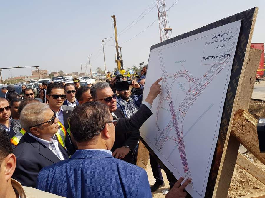  وزير النقل ومحافظ المنيا يتابعان أعمال إنشاء محور سمالوط على النيل
