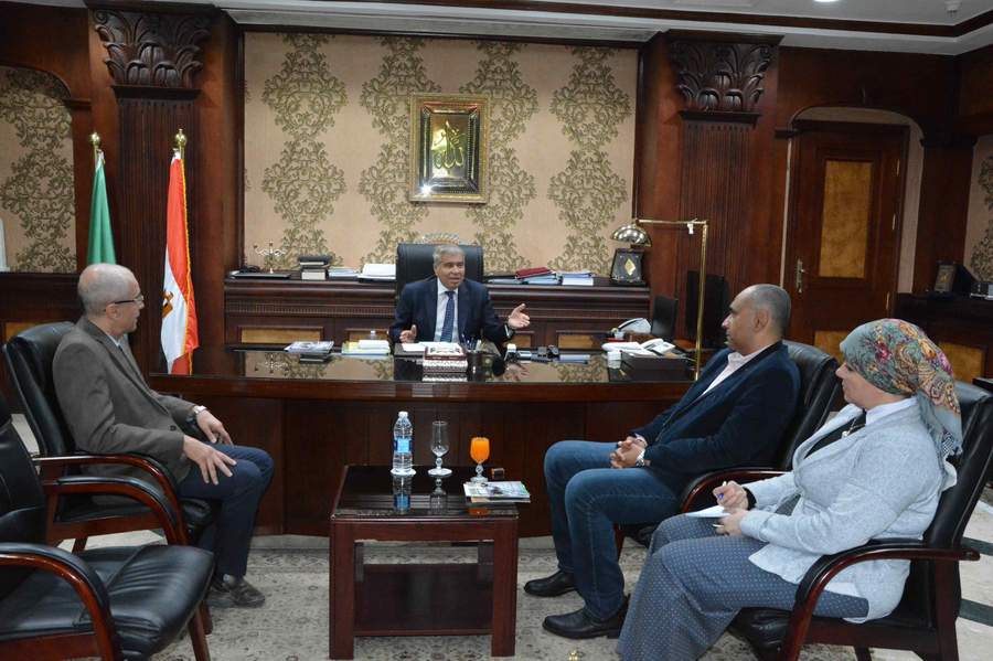 محافظ المنيا يبحث الاستعدادات لبدء مبادرة 