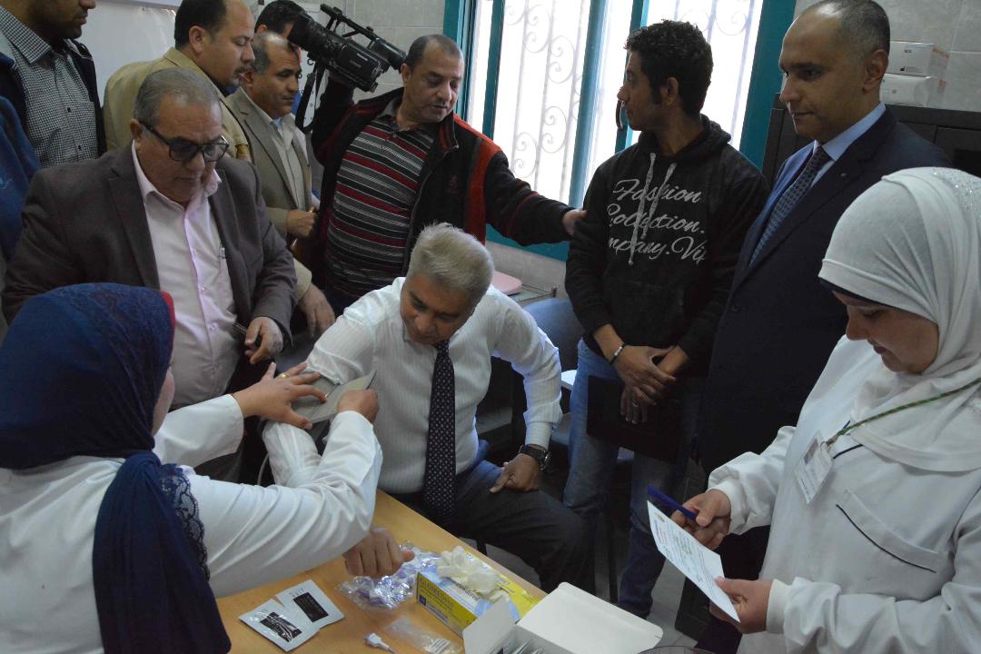 محافظ المنيا يجٌري فحوصات فيروس سي خلال اطلاق مبادرة 100 مليون صحة
