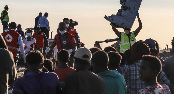 فريق اسرائيلي ضمن الطاقم القائم على عمليات الانقاذ في موقع تحطم الطائرة الإثيوبية