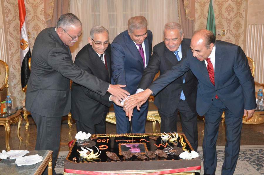 احتفالا بالعيد القومي محافظ المنيا  يكرم 4 من سابقيه 
