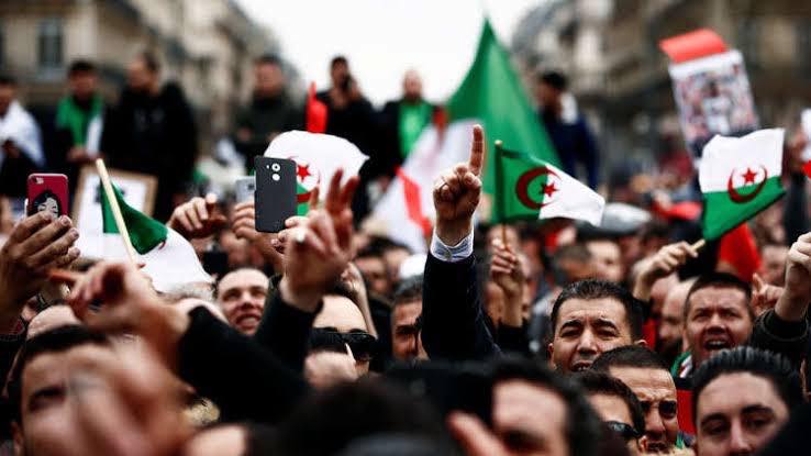 الجزائريون يطالبون بتنحي بوتفليقة وحكومته نهاية ولايته ويحثون الجيش على القيام بدور دستوري