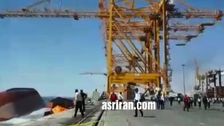 انقلاب سفينة تجارية أثناء تفريغ حاوياتها ببندر عباس في ايران