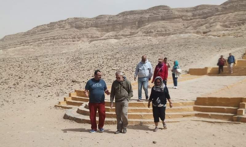 وفد سياحي من ٤ دول يزور آثار بني حسن بالمنيا
