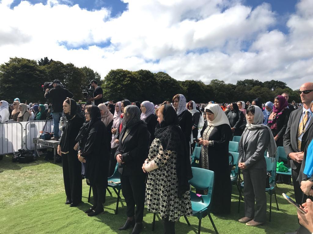 سفير مصر في نيوزلندا يشارك بمراسم دفن الشهداء المصريين بحادث المسجديّن
