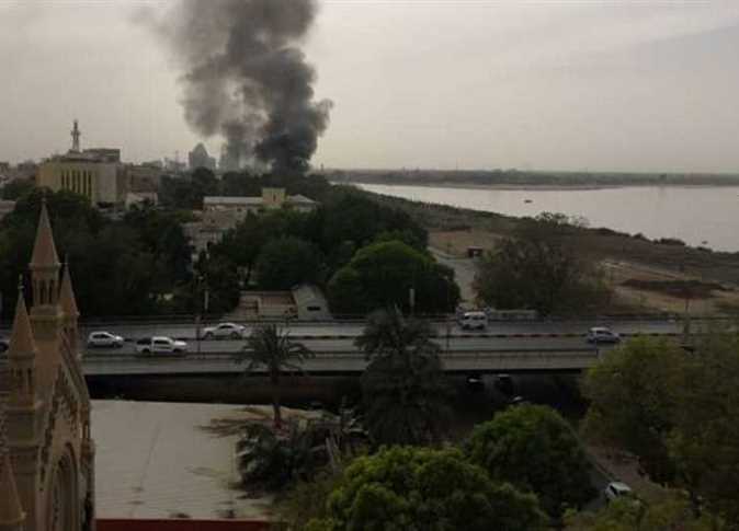 بالصور.. اندلاع حريق داخل القصر الرئاسي القديم في الخرطوم 
