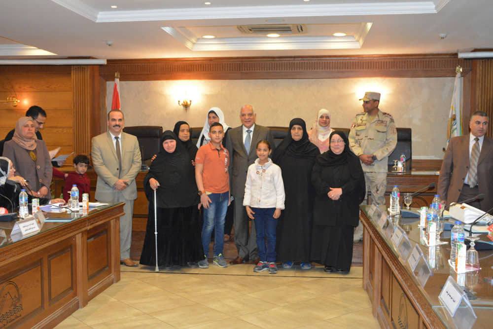 بالصور.. محافظ الجيزة يكرم 21 أمًا مثالية

