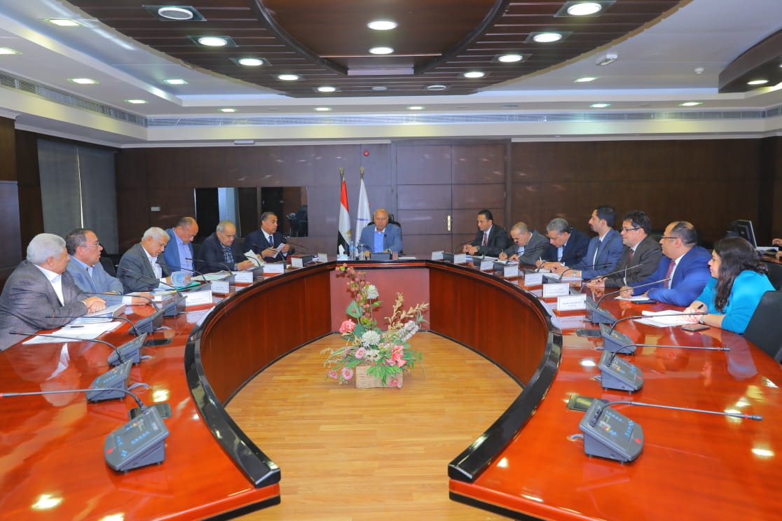 كامل الوزير يبحث مع رؤساء شركات الطرق والكباري والنقل البري معدلات تنفيذ المشروعات والخطط المستقبلية