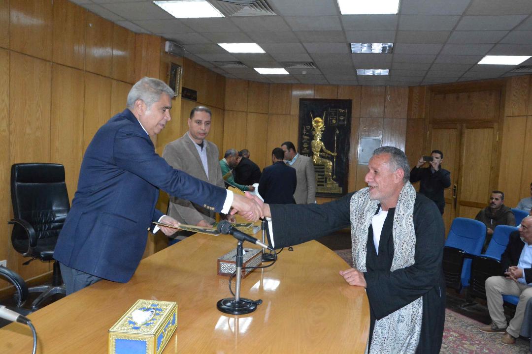 المنيا توقع 29 عقداً لتقنين أوضاع أراضي أملاك على مساحة 503 فدان