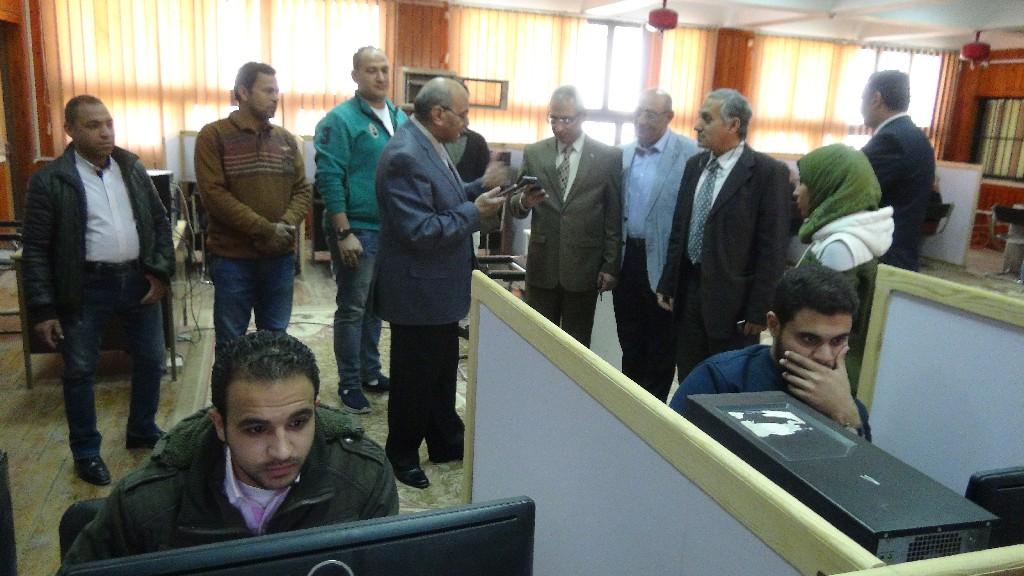 وزير التعليم العالي يتابع مع رئيس جامعة المنيا تجربة الأختبار التجريبي الموحد لـ