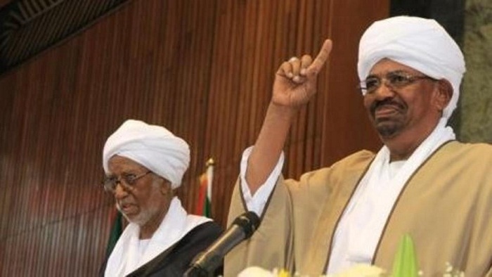 حزب المؤتمر الوطني الحاكم بالسودان يدعو لحشد مسيرة مؤيدة للبشير، بينما المظاهرات لا تزال مستمرة