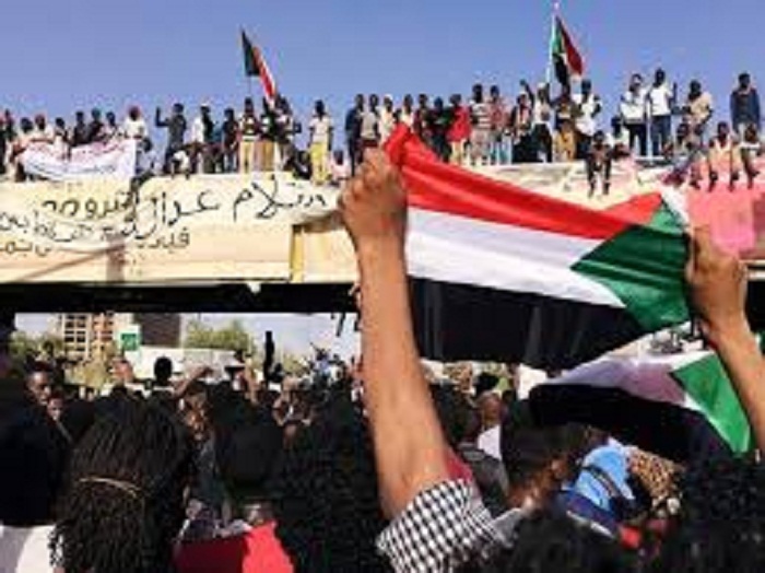 اقتحام الجيش السوداني لمقرات الحركة الإسلامية التابعة للبشير وسماع دوي إطلاق نار داخل مقر قيادة الجيش بالخرطوم