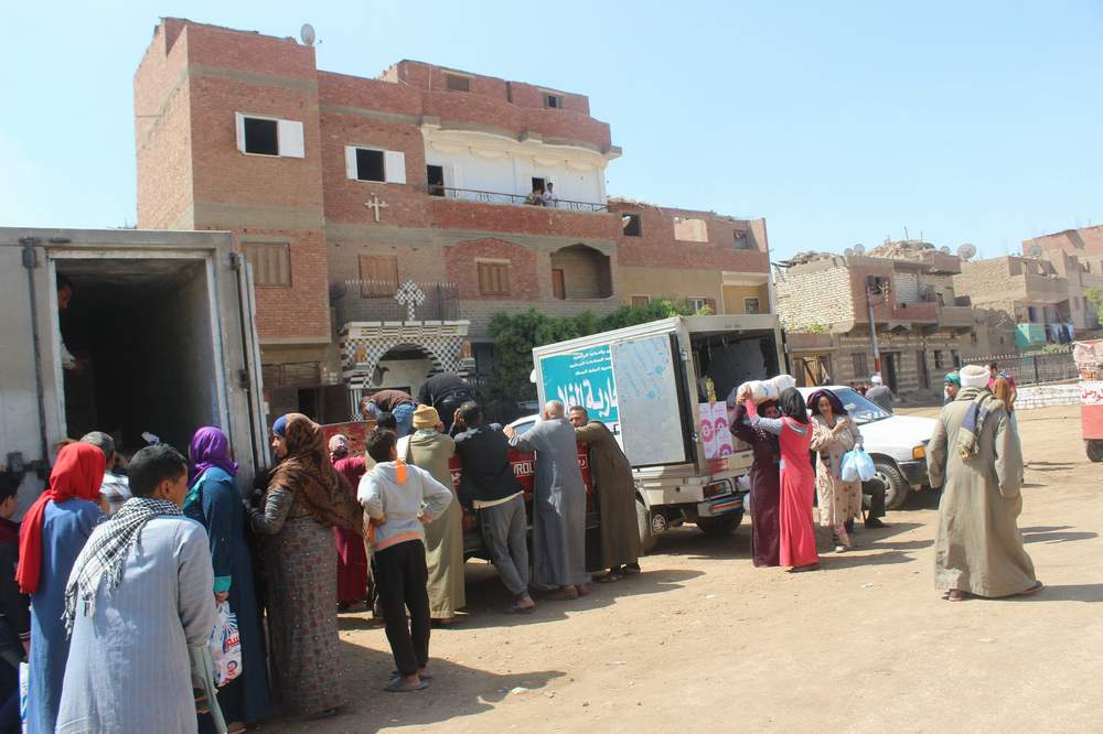  قوافل علاجية وأنشطة تنموية لنشر قيم المواطنة بقرية منبال بمطاى بالمنيا