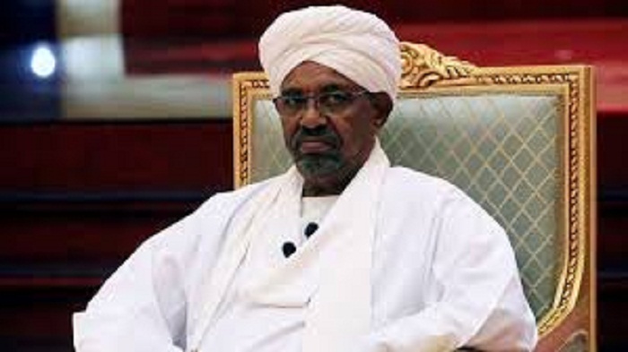 الجيش السوداني أقال عمر البشير من جميع مناصبه، وبيان عسكري بعد قليل