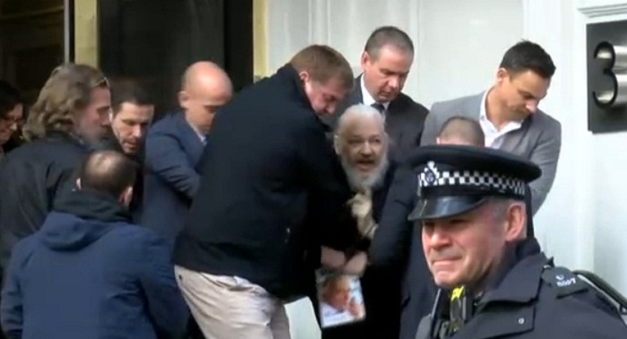 الشرطة البريطانية تعتقل جوليان أسانج مؤسس ويكيليكس من سفارة الإكوادور