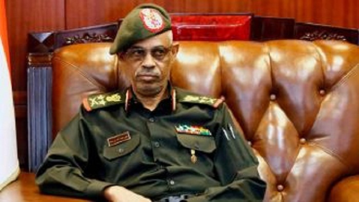 في أول رد فعل للشارع السوداني، المهنيين السودانيين يرفضون البيان العسكري ويطالبون باستمرار التظاهرات