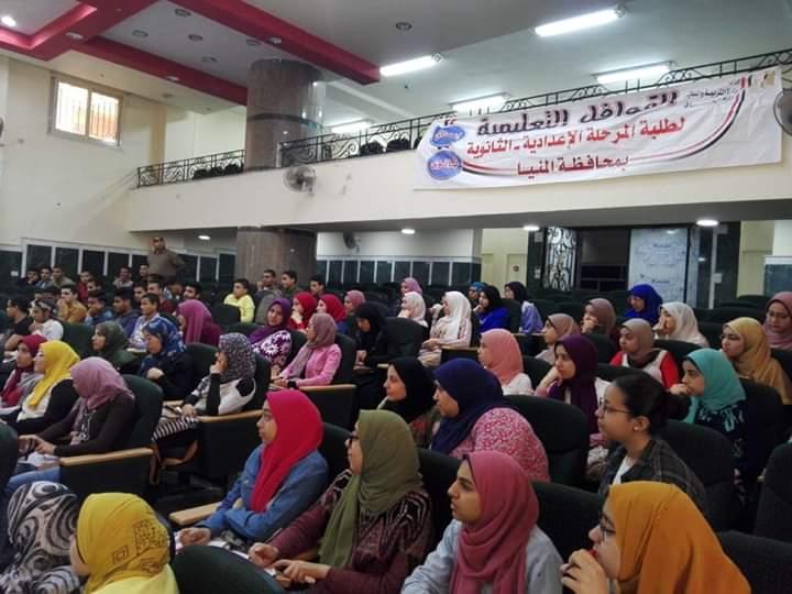 قوافل تعليمية وتنويرية لطلاب الإعدادية والثانوية في 20 قرية بالمنيا