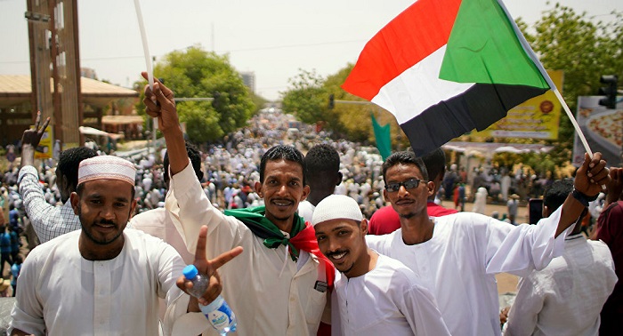 استجابة للمحتجين، المجلس العسكري بالسودان يعفي النائب العام ومساعده ورئيس النيابة من مناصبهم