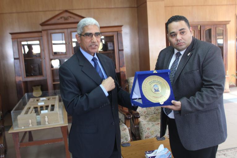 رئيس جامعة جنوب الوادى يكرم مدير المشروعات بصندوق تحيا مصر