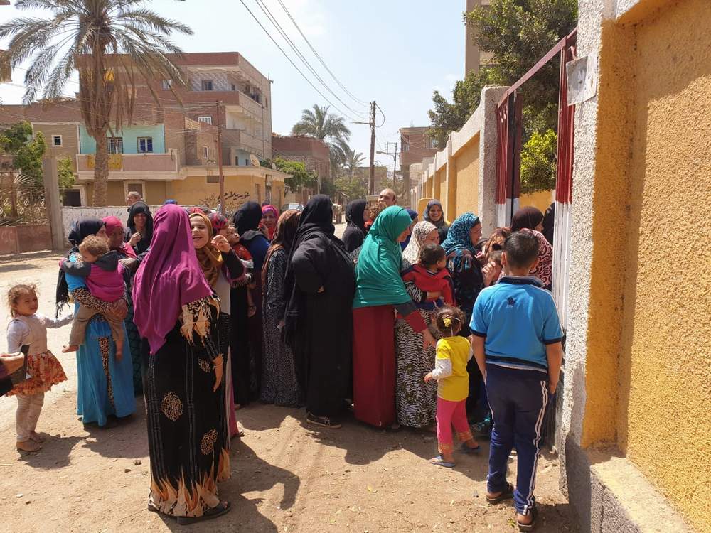 بالصور السيدات وكبار السن يتوافدون على اللجان بالمنيا