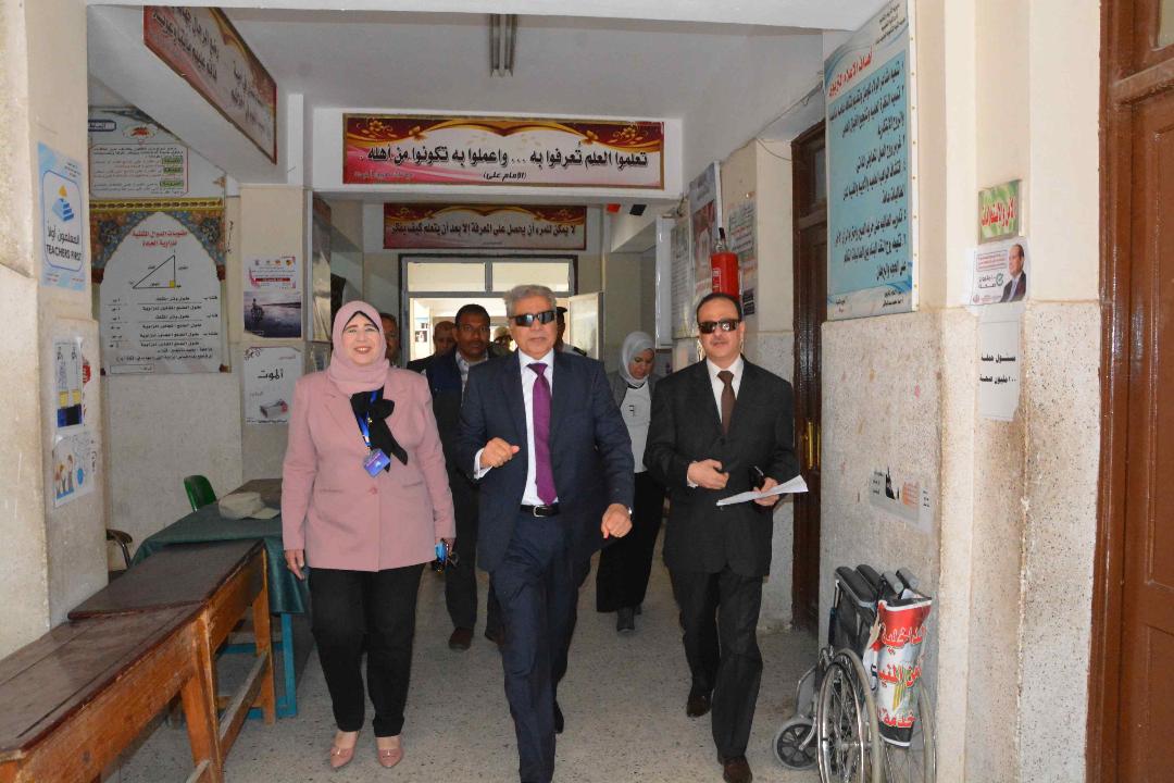 محافظ المنيا يتفقد عدد من اللجان والمقرات لمتابعة الاستفتاء