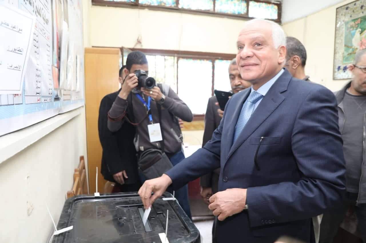 بالصور.. المحافظ يدلي بصوته في الاستتفتاء علي التعديلات الدستورية بلجنة مدرسة الجيزة الثانوية