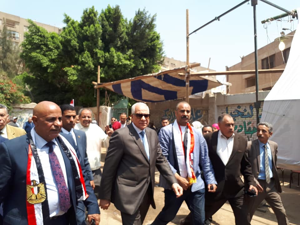 محافظ الجيزة يقدم واجب العزاء لأسرة مواطن توفى في لجنة الأستفتاء بالبدرشين